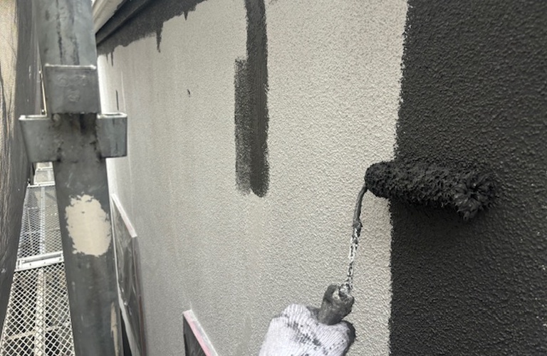 大田区東六郷にてモルタル外壁の中塗り塗装作業を行いました